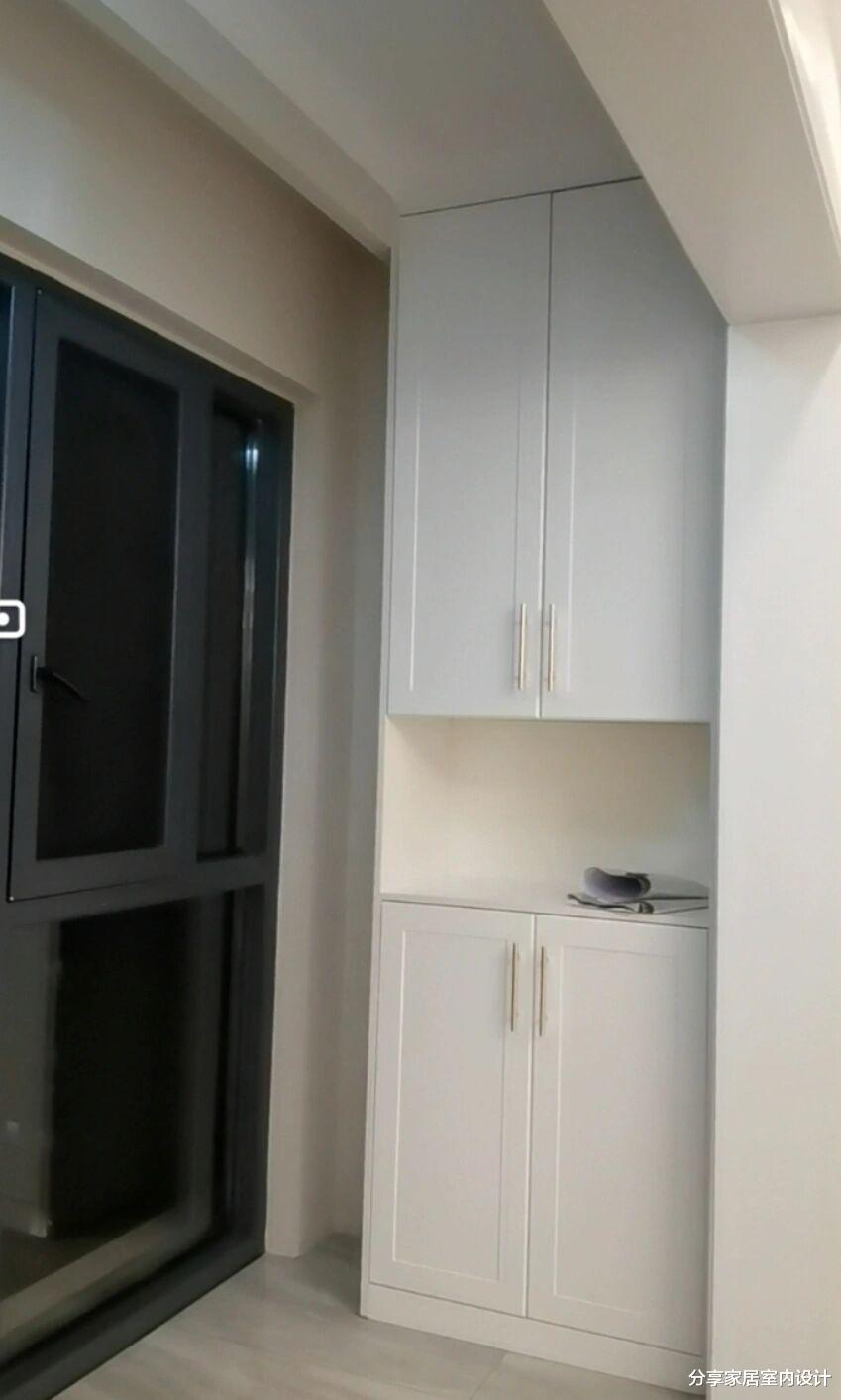 硬装完工,放弃木工师傅选择全屋定制很满意,铺贴灰色瓷砖很机智