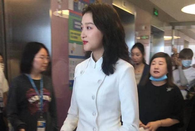 鹿晗|和黄晓明同框显胖，和王一博同框显瘦，鹿晗确实被她骗惨了