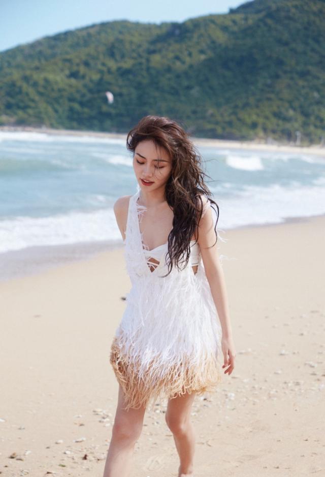 谢可寅|青春女星谢可寅晒写真，穿白色低胸柳条短裙，银装素裹分外妖娆