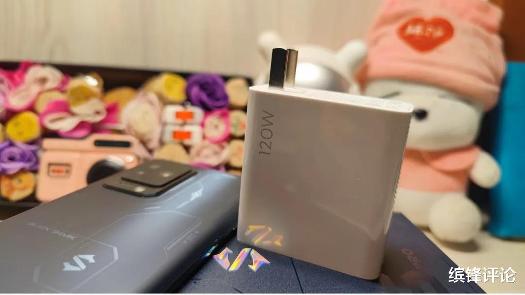 触控|黑鲨5Pro真机上手：性能拉满+颜值冲天，新一代顶级游戏旗舰！