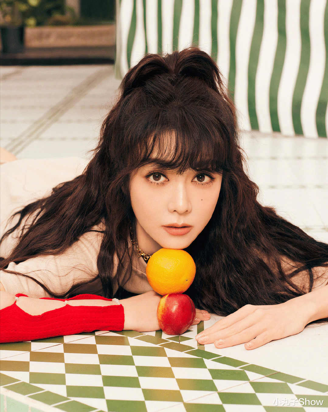 状态开挂！薛凯琪拍小清新时尚大片，浪漫碎花裙演绎复古美少女