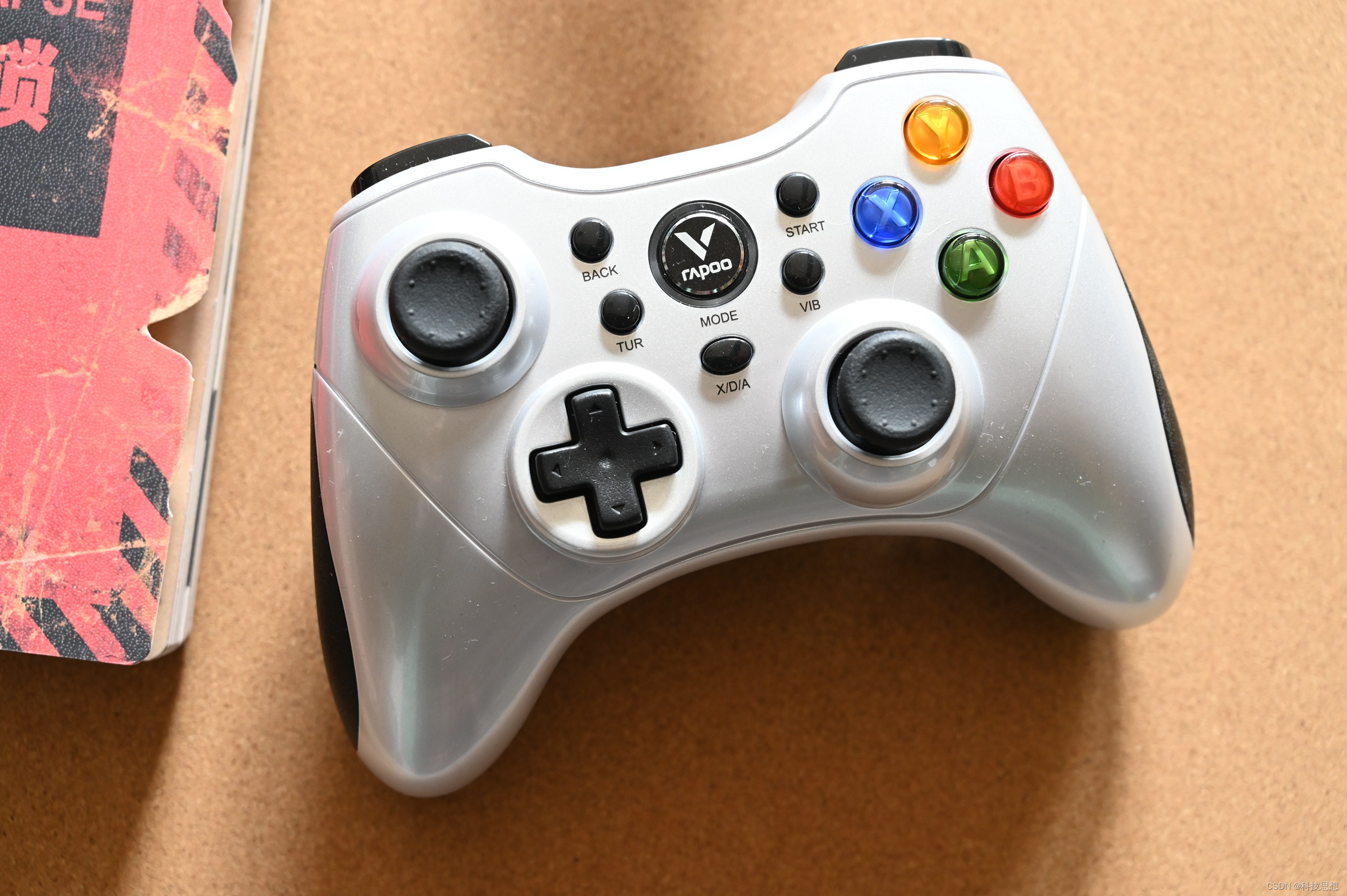 兼容出色的双模振动手柄，手感细腻设计好看，雷柏V600S上手