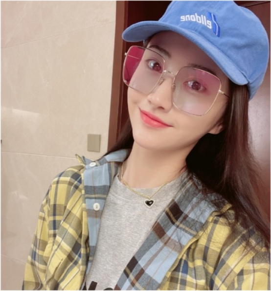 景甜 因“廉价”无人敢用的国货精华，景甜却用了很多年，难怪她素颜像“水煮蛋”