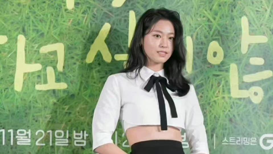 关晓彤|关晓彤金雪炫撞衫，不丑也尴尬，原来不是衣服的原因