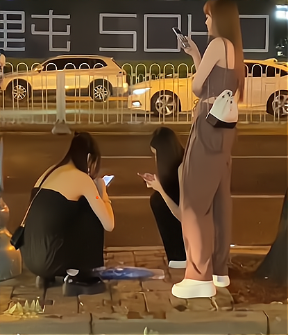 醉酒女子对着手机大骂负心汉,手里还夹着香烟,两个闺蜜无言以对