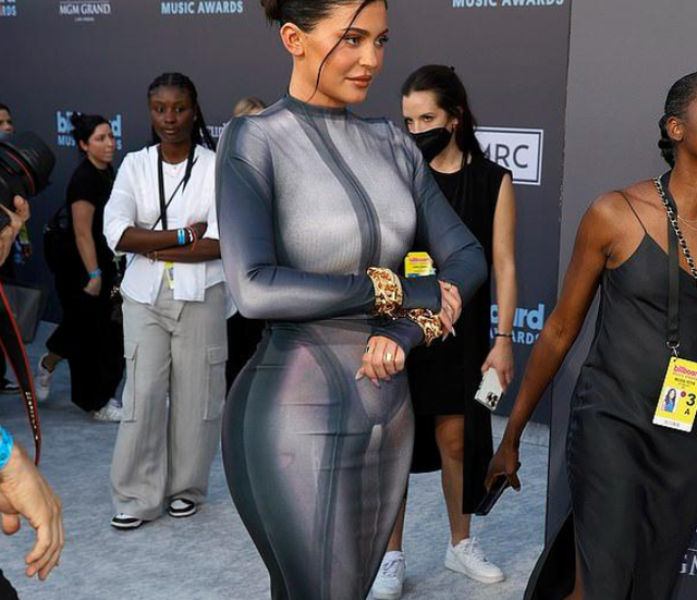 凯莉|24岁凯莉现身颁奖典礼！穿裹身长裙成焦点，男友陪同殷勤呵护