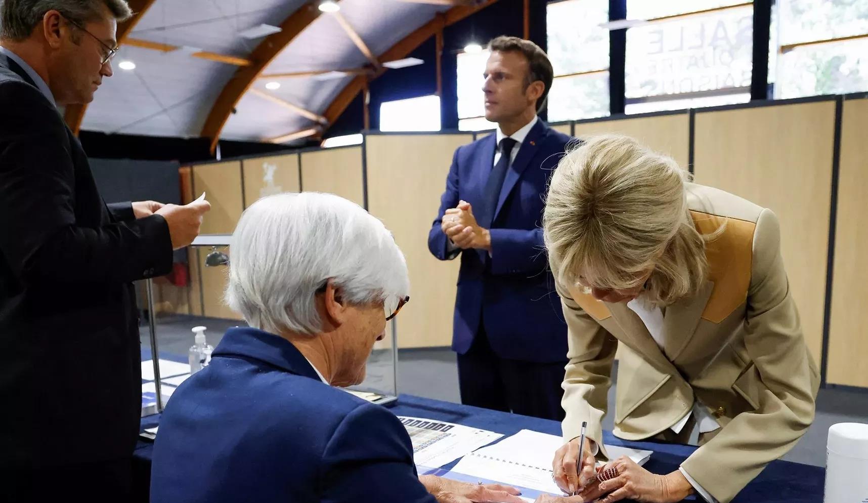 跑步 布里吉特度假归来后营业！换了发型挽着马克龙太甜，米色套装霸气