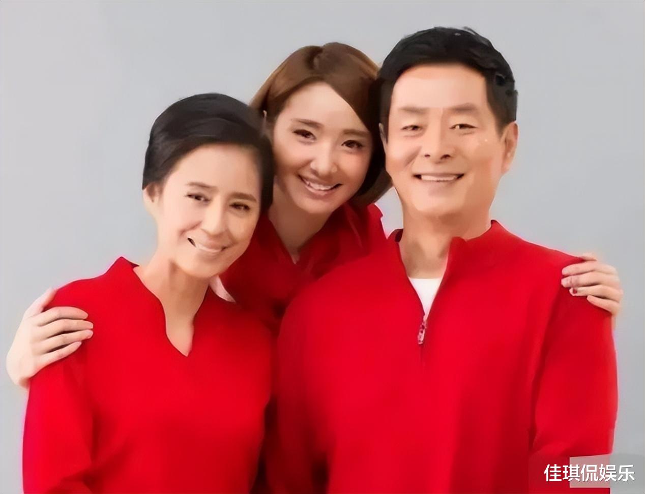 濮存昕|濮存昕嫁女“倒贴”50万,还送女儿女婿灭火器,希望她们互相包容