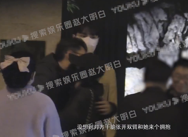 秦岚|靳东秦岚街头不舍告别！两人拥抱热聊感情好，男方被逗得仰头大笑