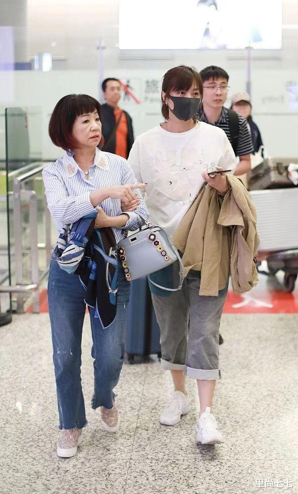 徐静蕾|徐静蕾在婆婆面前好卑微，穿得像保姆太朴素，主动挽手不被待见