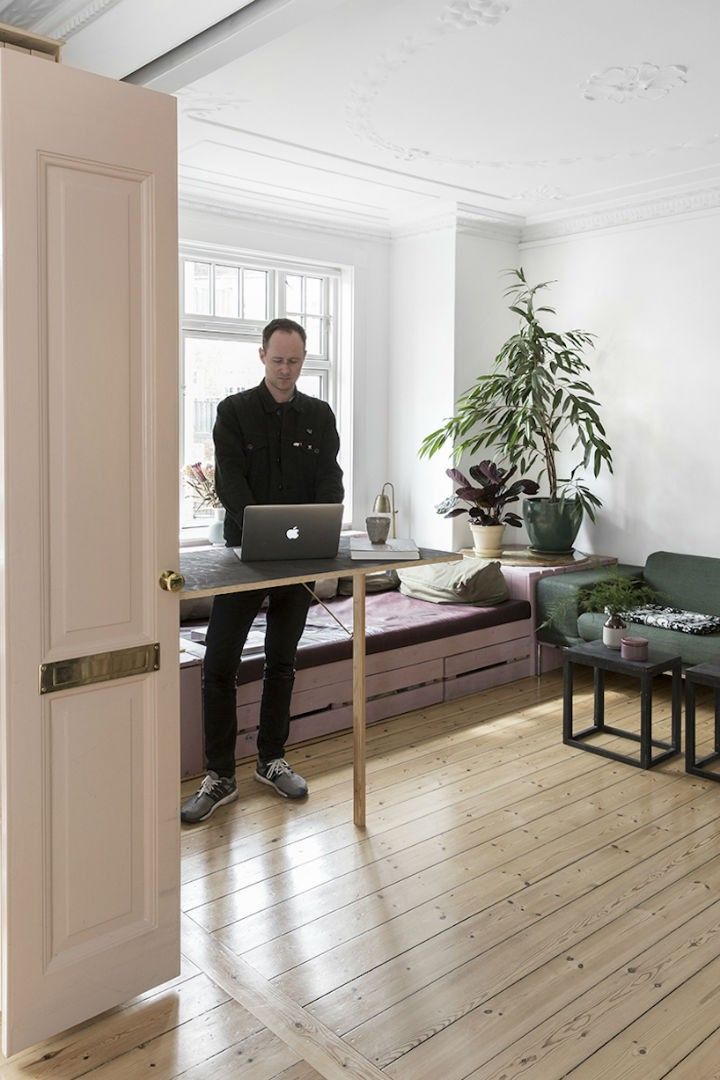 一家四口极限挑战,合并公寓房,把床设计成全身镜,厉害