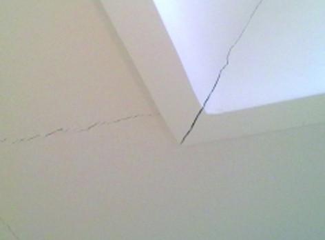 业主入住不久吊顶转角处就开裂了,才发现是工人偷工减料了!