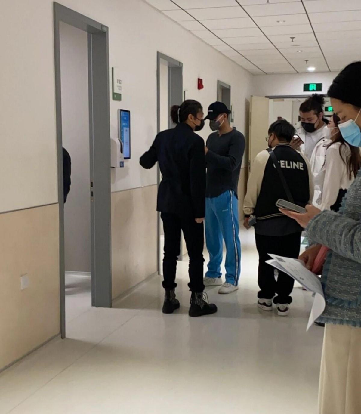 黄子韬|28岁男星深夜看急诊,驼背打针好憔悴,身边围着3个人满脸担忧