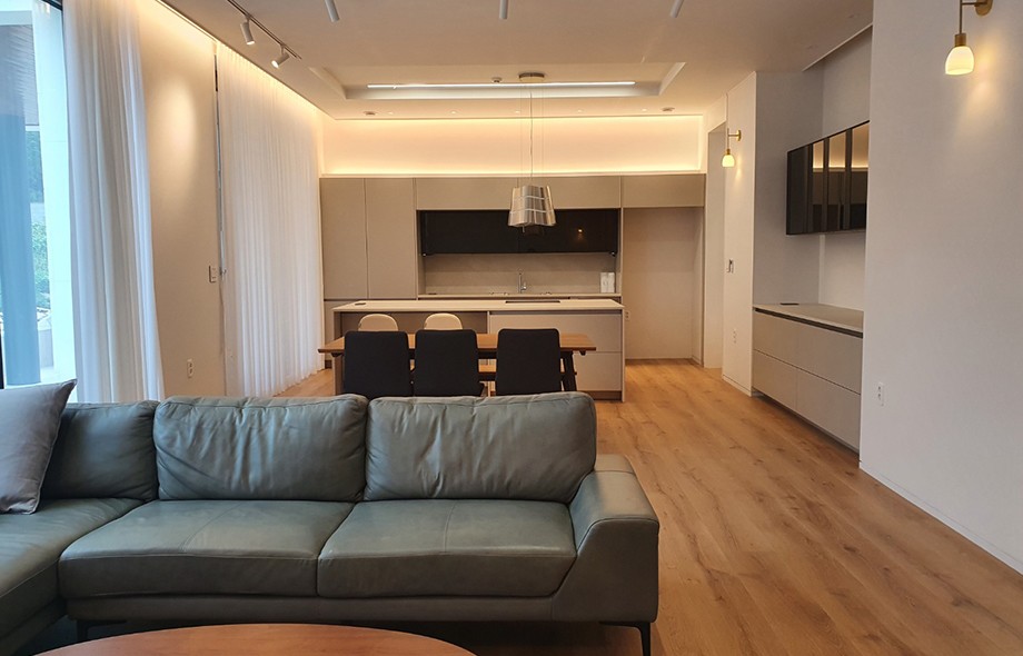 终于买了套100㎡新房,简装下入住也很舒适,未布置阁楼好敞亮