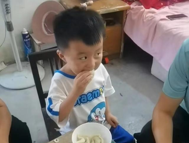 奇奇回老家,吃完老太包的饺子不忘发言感谢!网友:有礼貌有教养
