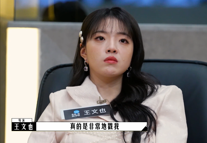 王文也|王文也携男友甜蜜春游，屈膝拍照配合男方身高，才24岁已当导演