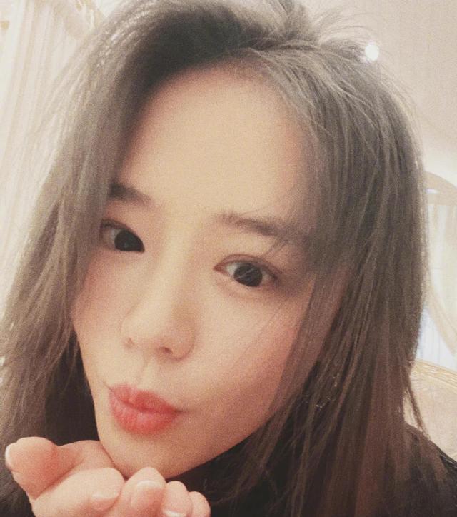 马思纯张哲轩牵手外出,被指像“大爷大妈”遛弯,男方神似赵四