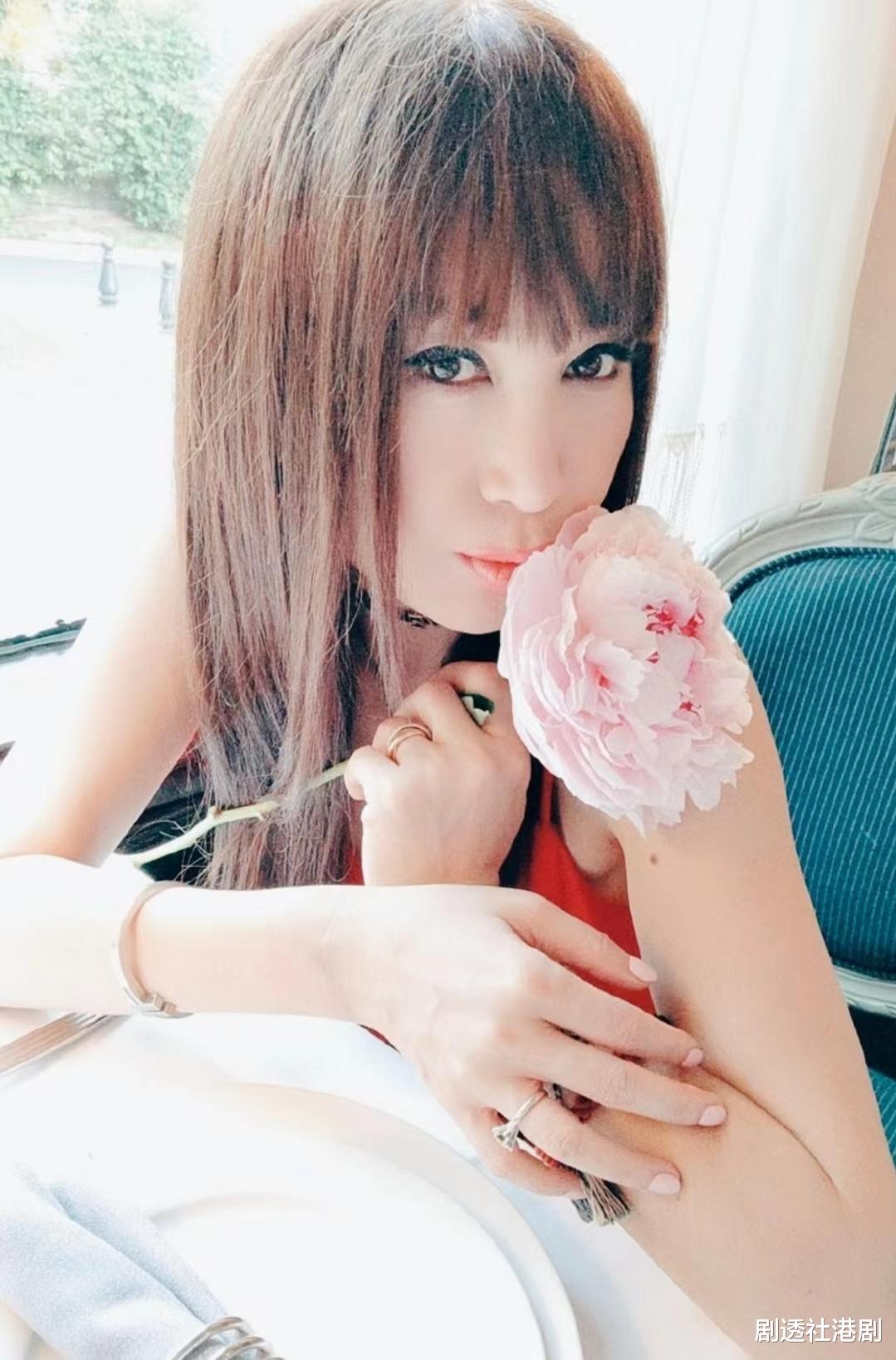 温碧霞|引争议！香港不老女神母子互动被指太亲密，儿子是内地收养的孤儿