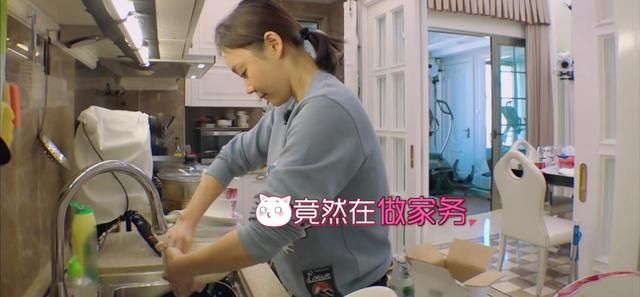 袁姗姗|35岁袁姗姗在北京的家火了，全屋乱到超乎想象，犹如“猪圈”