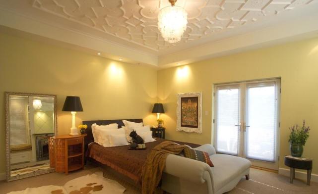 新房装修别再做吊顶了，设计师说只走一圈石膏线，更显大方高级