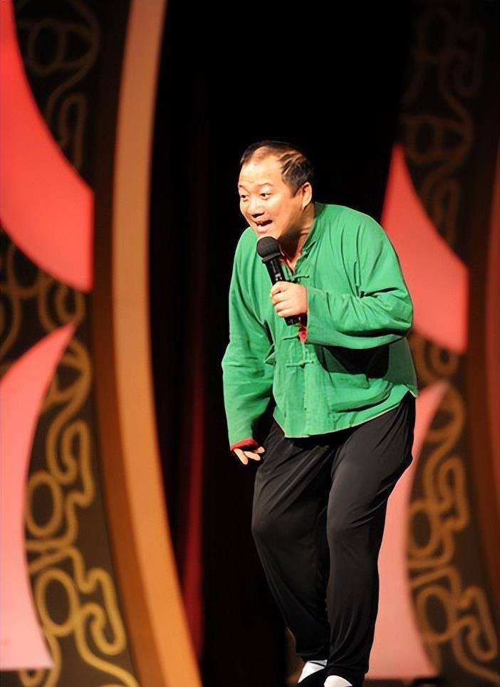 唐鉴军|?赵本山弟子又翻车!53岁谢广坤酒后牵手年轻女子,前妻曾爆其婚内出轨