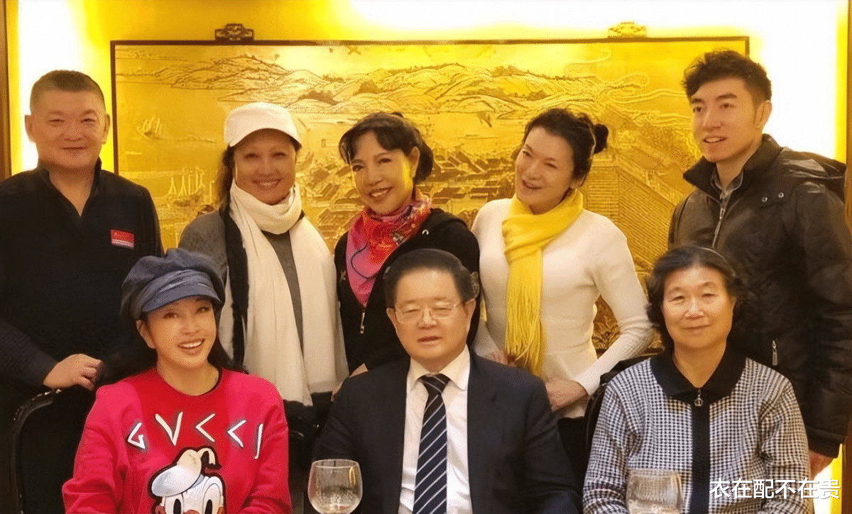 刘晓庆|刘晓庆携四婚富豪丈夫聚会，穿卡通卫衣挺显年轻，看着真不像69岁