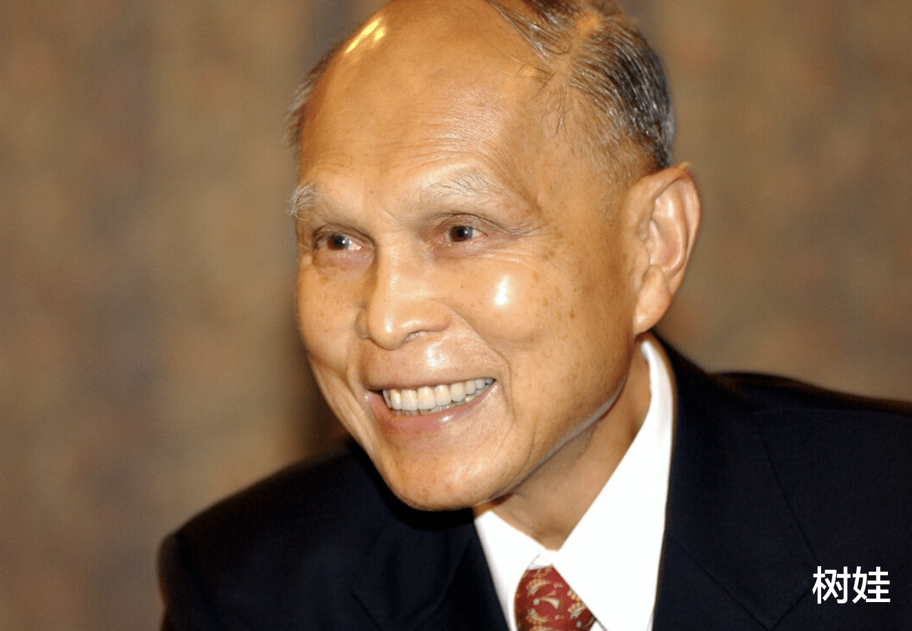 霍英东|霍英东二房儿子曝母亲现状,住95平米房子,每月写欠条向长房要钱