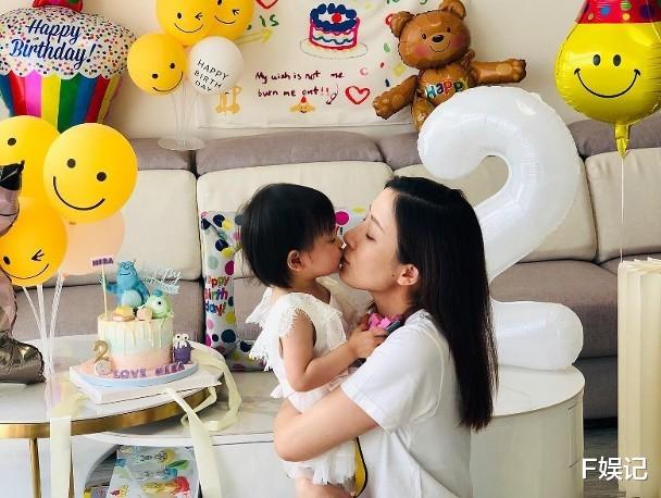 杨怡|杨怡分享与老公女儿游玩合影：不想再生，觉得照顾子女辛苦过拍戏