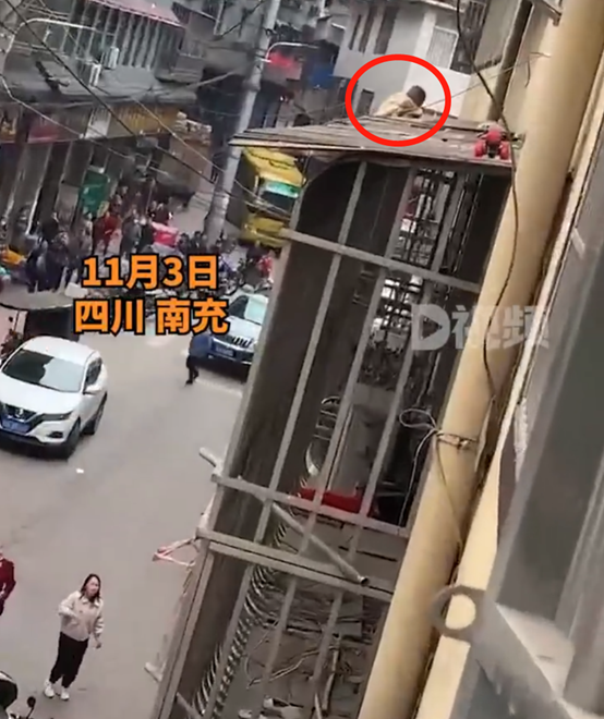 2岁男童从窗户爬出坠楼,数十人用棉被将其接住,附近商户:孩子受到了惊吓,没有受伤