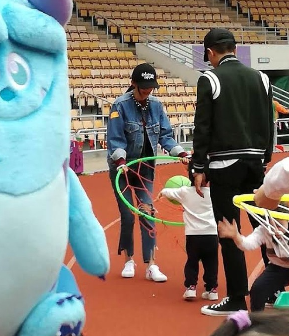 刘恺威|8岁小糯米留港陪爷爷过节,刘恺威不舍家人,离别时送上深情拥抱