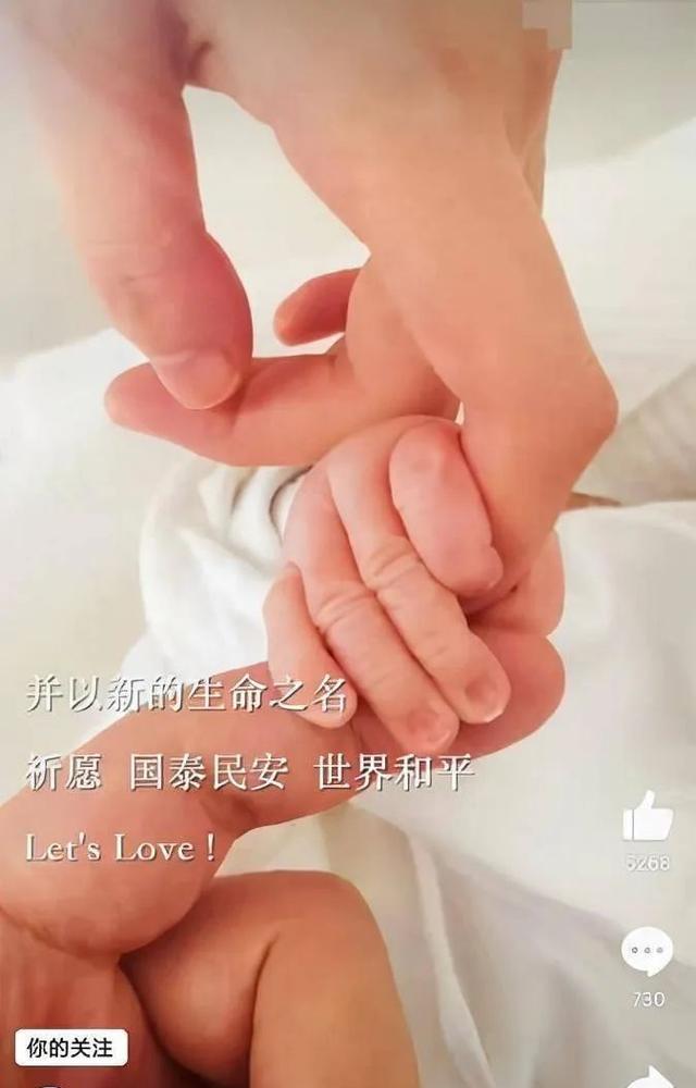 李亚鹏|李亚鹏一家三口现身，夫妻两人轮流抱女儿，海哈金喜身材苗条