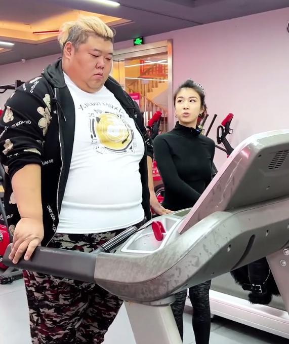 胖猴仔减肥后体重曝光,已经减到220公斤,网友:偷吃排骨还能瘦?