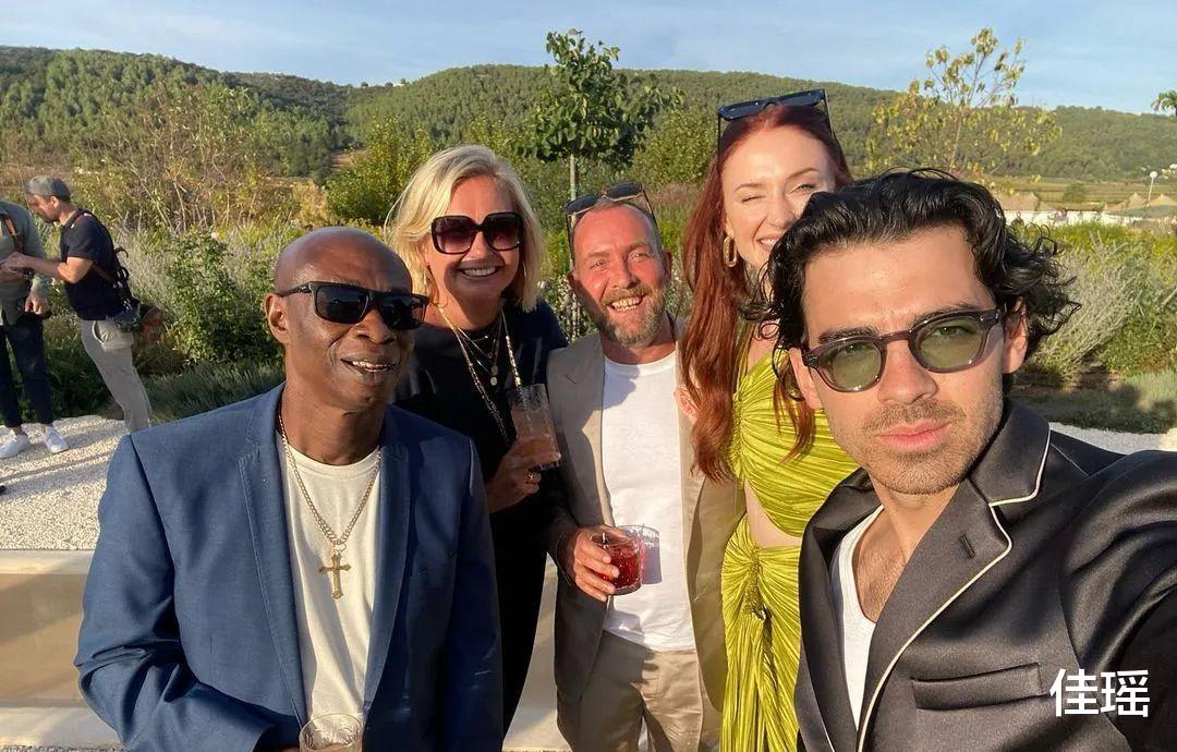 权力的游戏|爷青回！《权游》瑟曦女王结婚，龙妈三傻小恶魔都到场了