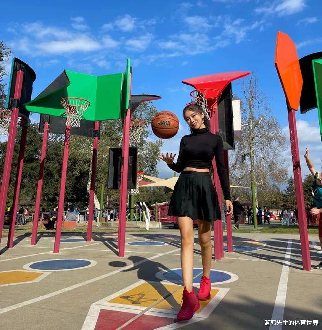 周玲安|美女篮球记者周玲安晒照，身材无可挑剔，不愧是国产卡戴珊