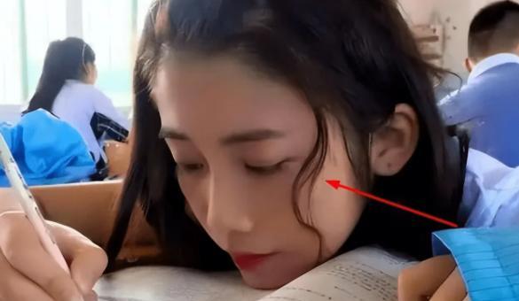刘海 初中生的新潮流？“鲶鱼须”和宽大衣服是标配，家长直呼看不懂