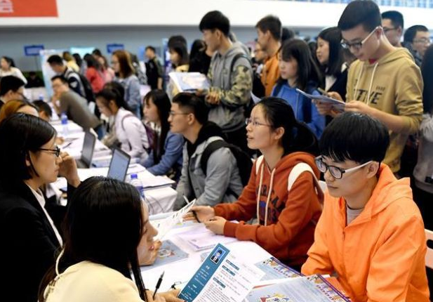 女大学生|为出名不顾脸面？女大学生在桥下“打地铺”学习，细节却暴露真相