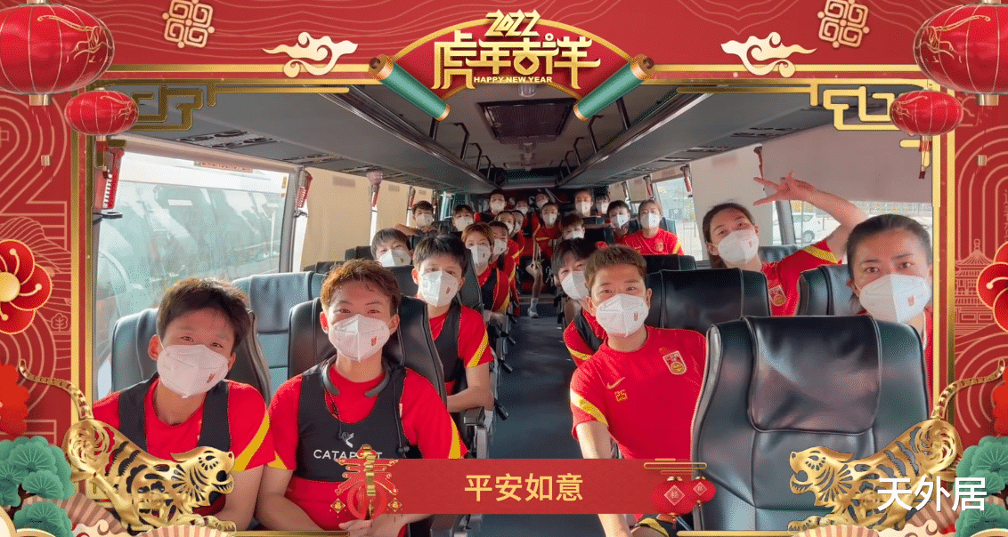 宁泽涛|除夕夜，宁泽涛一袭红衣，女排国手丸子头，孙一文“左拥右抱”！