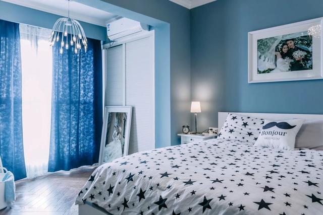 老婆非要在沙发墙上掏个洞，装修后才发现效果真的好