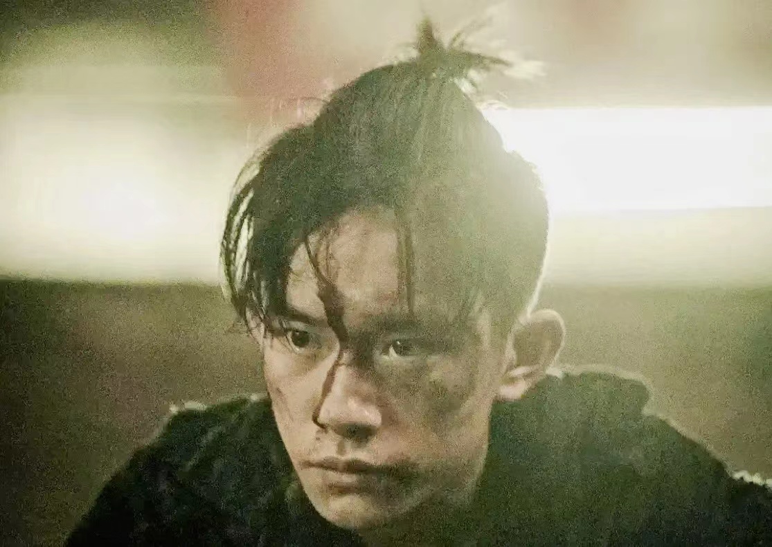 王俊凯|王俊凯新剧表情僵硬，连张译都带不动，被易烊千玺甩开一条街