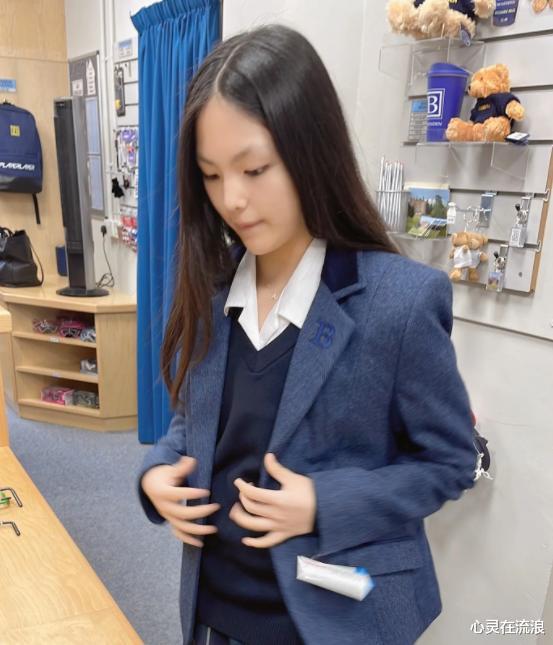 王诗龄|李湘晒国外奢侈生活，王诗龄街头玩手机被偶遇，母女俩越长越像