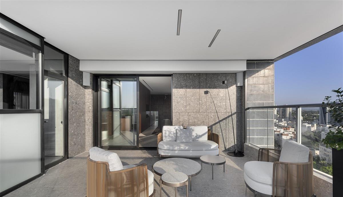 178㎡复式上下2层，装修大气雅致看不出一丝的俗气，大阳台好舒服