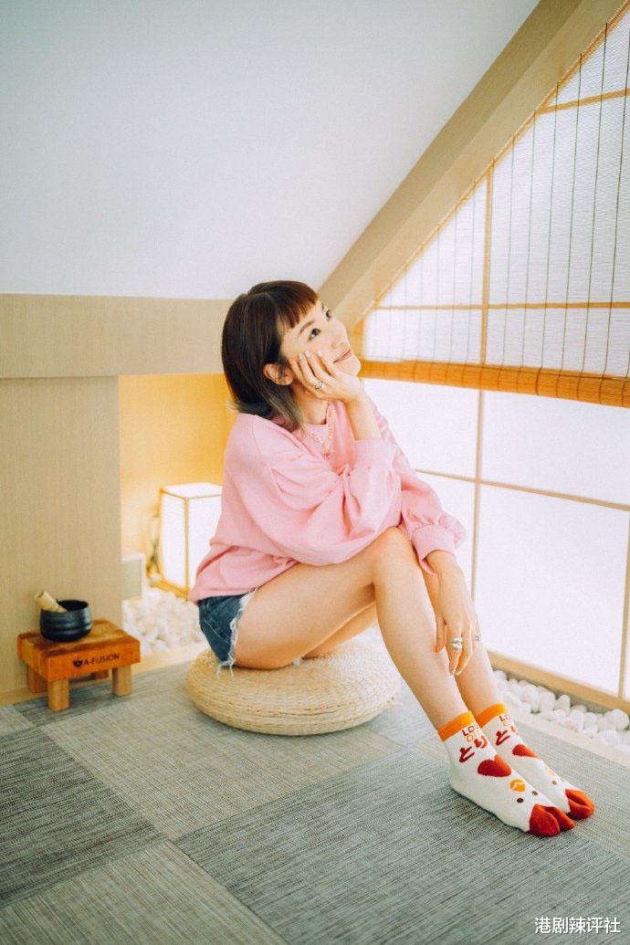 蒋家旻|旧爱疑与龚嘉欣相恋,TVB小花不甘人后,与帅气异性逛街买家具