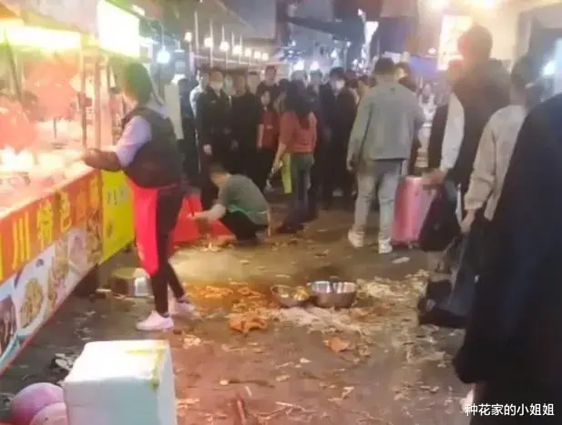 郭德纲|离谱！因生意好遭嫉妒，4家卤菜摊互掀摊子，郭德纲：同行才是赤裸裸的仇恨！