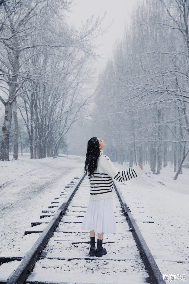 李沁|李沁晒雪景写真美照,笑容甜美超治愈,活泼开朗惹人爱