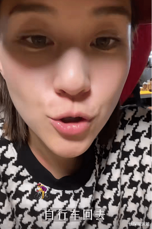 窦骁|何超莲带男友吃大排档，饭后骑车回家接地气，窦骁幸福肥明显