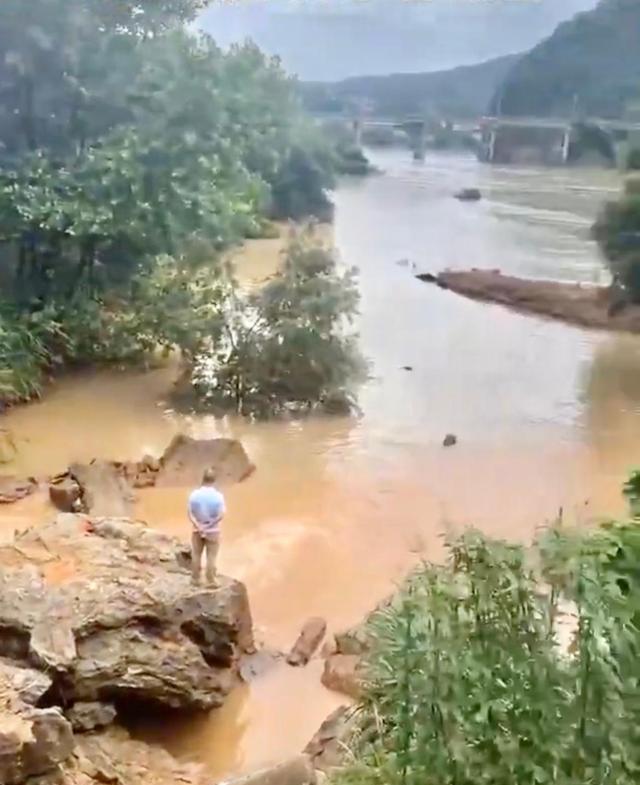 福建母子骑车回家被大水冲走,35岁母亲在20公里外的村庄被发现