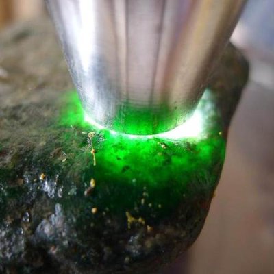 翡翠|什么是赌石?