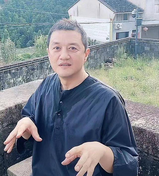 李亚鹏|李亚鹏福建山村做客,席间频频起立向村民敬酒敬茶,毫无明星架子