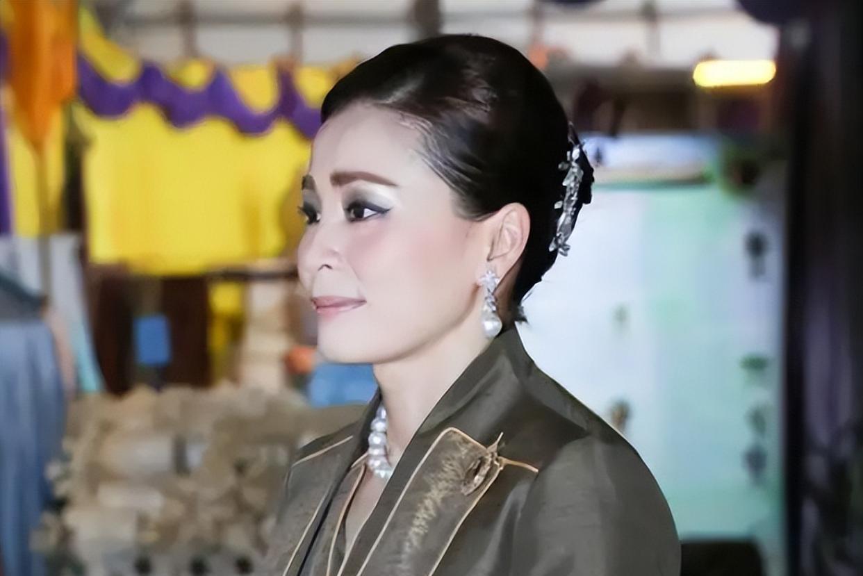 苏提达|苏提达炫耀庆典公务镜头,晒出两位公主合影照,渴望洗牌子嗣站位