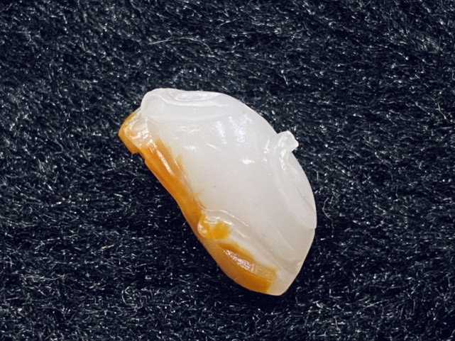 和田玉籽料|方寸之间见天地,细微之处有乾坤!和田玉籽料“貔貅”